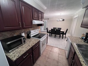 Geladeira, micro-ondas, fogão, cooktop