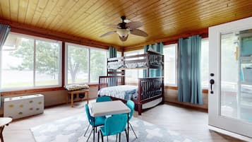 3 bedrooms, desk, WiFi, bed sheets