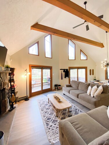 Cozy Modern Chalet, Family Friendly, Fire Pit! 5 minutes from beaches and pools