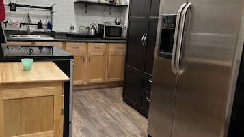 Geladeira, micro-ondas, fogão, cooktop