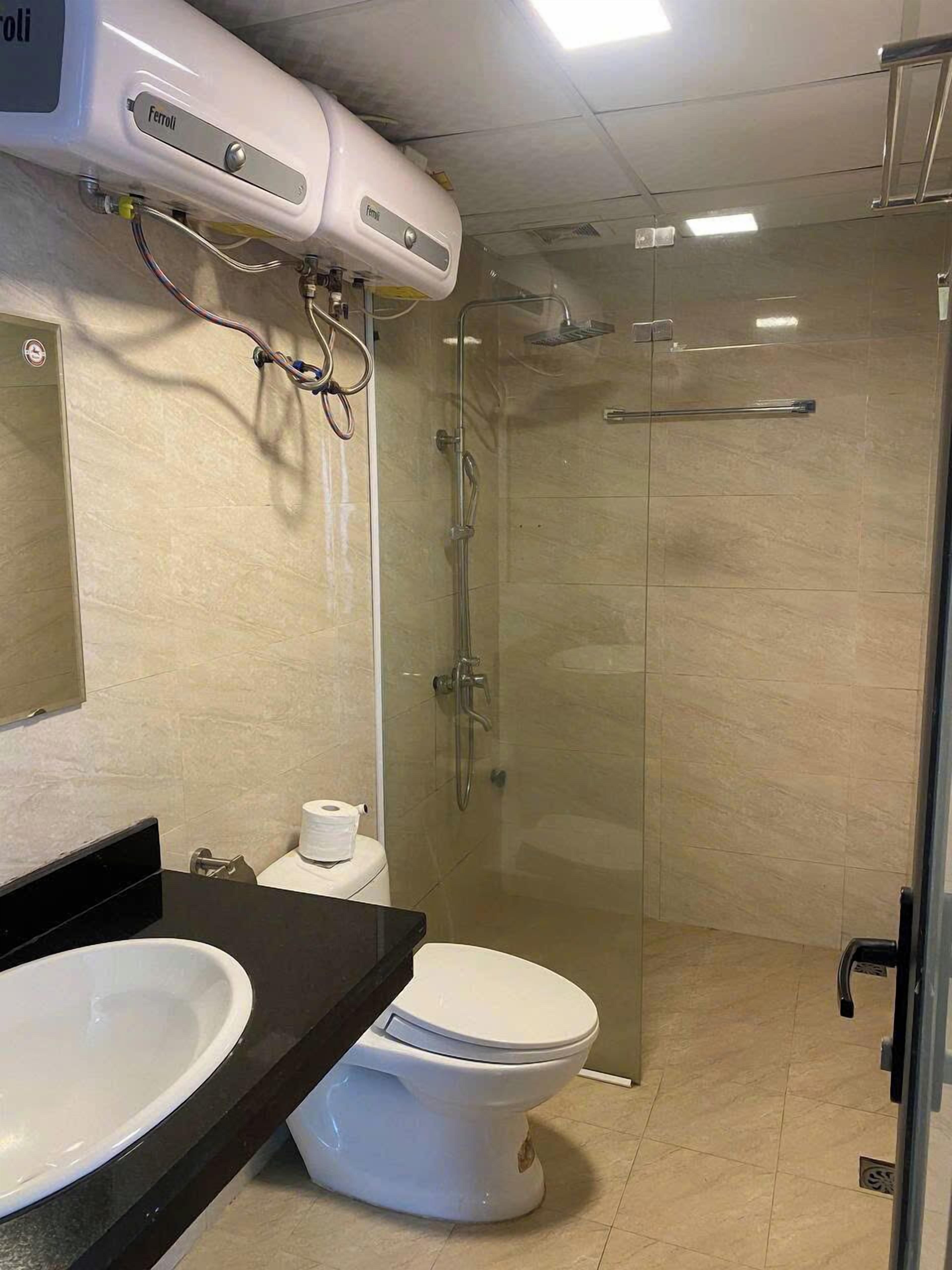 Een douche, een haardroger, pantoffels, een bidet