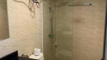 Een douche, een haardroger, pantoffels, een bidet