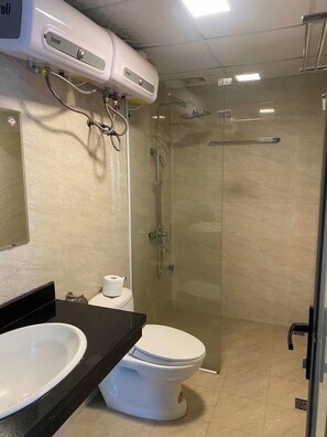 Doccia, asciugacapelli, pantofole, bidet