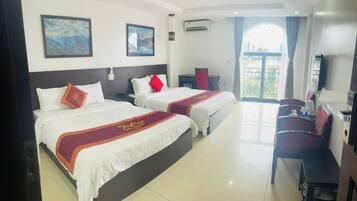 Family Quadruple Room | Desk, laptop workspace, soundproofing, free WiFi