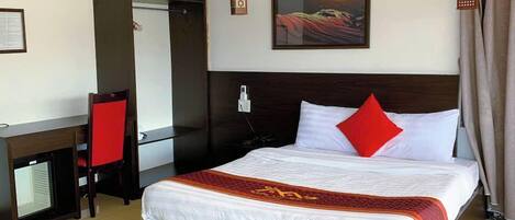 Deluxe-Doppelzimmer zur Einzelnutzung | Schreibtisch, laptopgeeigneter Arbeitsplatz, schallisolierte Zimmer