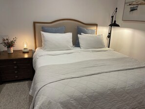 1 habitación, tabla de planchar con plancha y cuna de viaje 