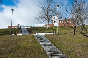 Una escalera conduce a un edificio con un letrero que dice "Milton Hilltop Hotel".