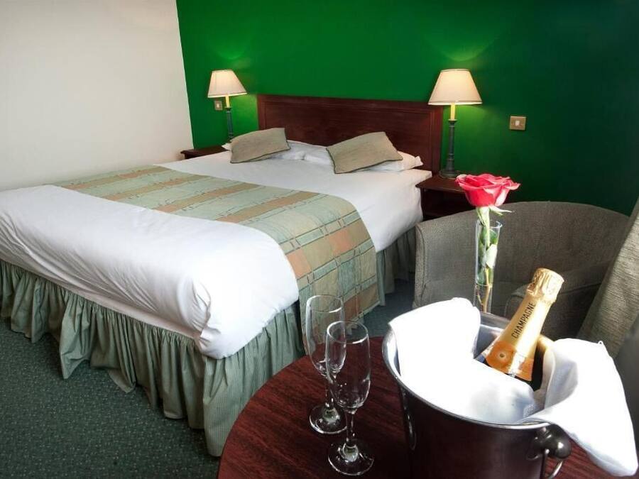 Habitación doble estándar | Tabla de planchar con plancha, wifi gratis y ropa de cama