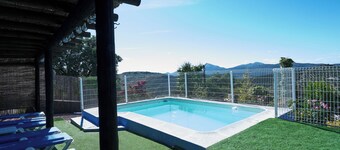 Holiday Home 'La Sierrezuela' with Mountain View, Private Pool and Wi-Fi