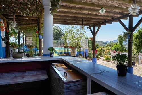 Casa vacacional 'La Sierrezuela' con vistas a la montaña, piscina privada y Wi-Fi
