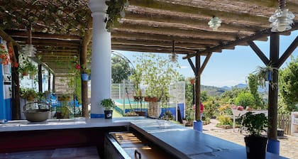 Ferienhaus 'La Sierrezuela' mit Bergblick, privatem Pool und WLAN