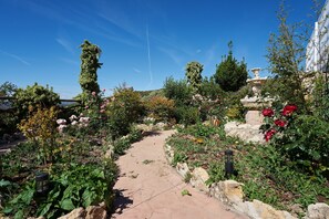 Property grounds - Holiday Home 'La Sierrezuela' with Mountain View, Private Pool and Wi-Fi (CASTILLO DE LOCUBIN)