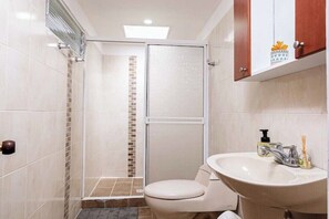 Shower, towels, soap, shampoo - Hermoso y Amplio Alojamiento muy Cerca al Parque (Santa Rosa de Cabal)