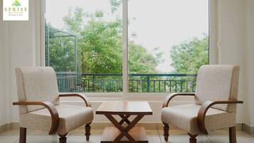 Kamar Double Premium, balkon, pemandangan gunung | Brankas, setrika/meja setrika, dan Wi-Fi gratis