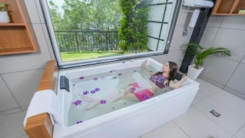 Quarto casal premium, sacada, vista para a montanha | Banheiro | Secador de cabelo, roupões de banho, toalhas de banho, sabonete