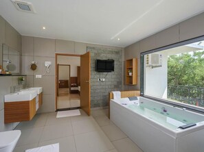 Dobbeltrom – premium, balkong, fjellutsikt | Bad | Hårføner, badekåper, håndklær og såpe