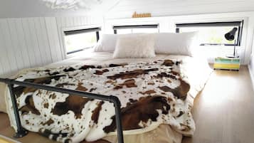 1 bedroom, desk, bed sheets
