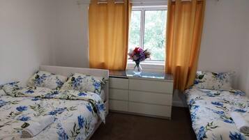 2 sovrum, skrivbord, ljudisolering och strykjärn/strykbräda