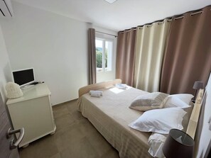 3 室のベッドルーム、アイロン / アイロン台、WiFi、ベッドシーツ