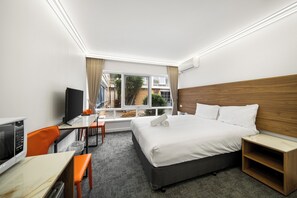 Standard Room | Laptop workspace, iron/ironing board, free WiFi, bed sheets - Kingsway Motel Geelong (Newtown)