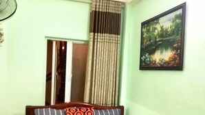 Une chambre d’hôtel avec un lit, un tableau et une vue sur un jardin.