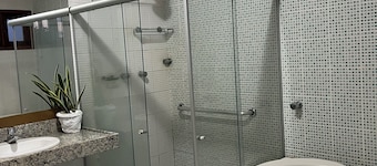Casa Ampla com 4 Suítes com Escritório, Aceita Animais de Estimação
