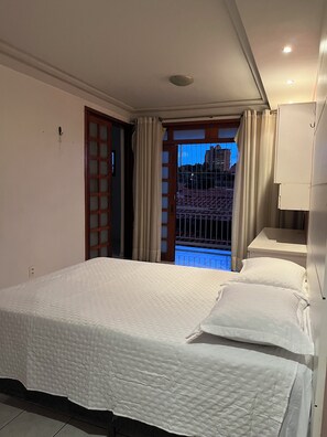 4 bedrooms, desk, iron/ironing board, free WiFi