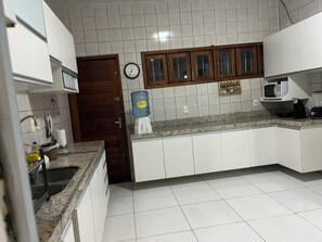 Microwave, stovetop - Casa Ampla com 4 Suítes com Escritório, Aceita Animais de Estimação (São Pedro Teresina)
