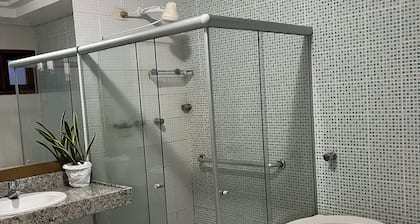 Casa Ampla com 4 Suítes com Escritório, Aceita Animais de Estimação