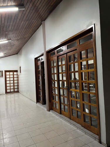 Casa Ampla com 4 Suítes com Escritório, Aceita Animais de Estimação