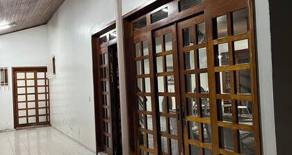 Casa Ampla com 4 Suítes com Escritório, Aceita Animais de Estimação