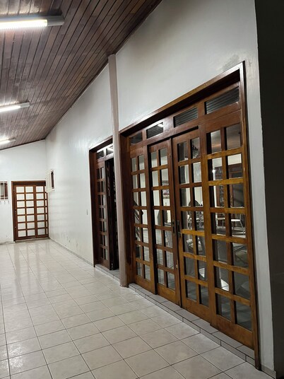 Casa Ampla com 4 Suítes com Escritório, Aceita Animais de Estimação
