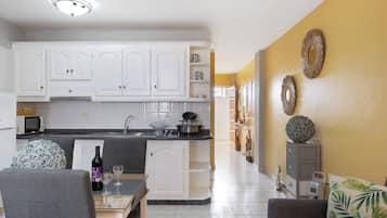Réfrigérateur, micro-ondes, plaque de cuisson, cafetière/bouilloire