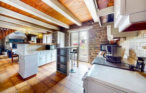 Kylskåp, ugn, spishäll och kaffe- och tebryggare