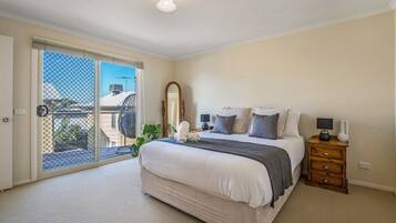 3 habitaciones, tabla de planchar con plancha, wifi y ropa de cama