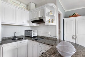 Réfrigérateur, micro-ondes, plaque de cuisson, cafetiÚre/bouilloire
