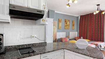 Kjøleskap, mikrobølgeovn, kokeplater og kaffetrakter/tekoker