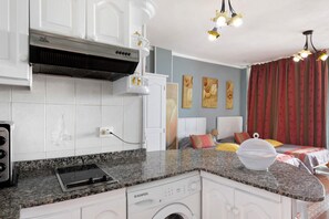 Jääkaappi, mikroaaltouuni, liesi, kahvin-/teenkeitin