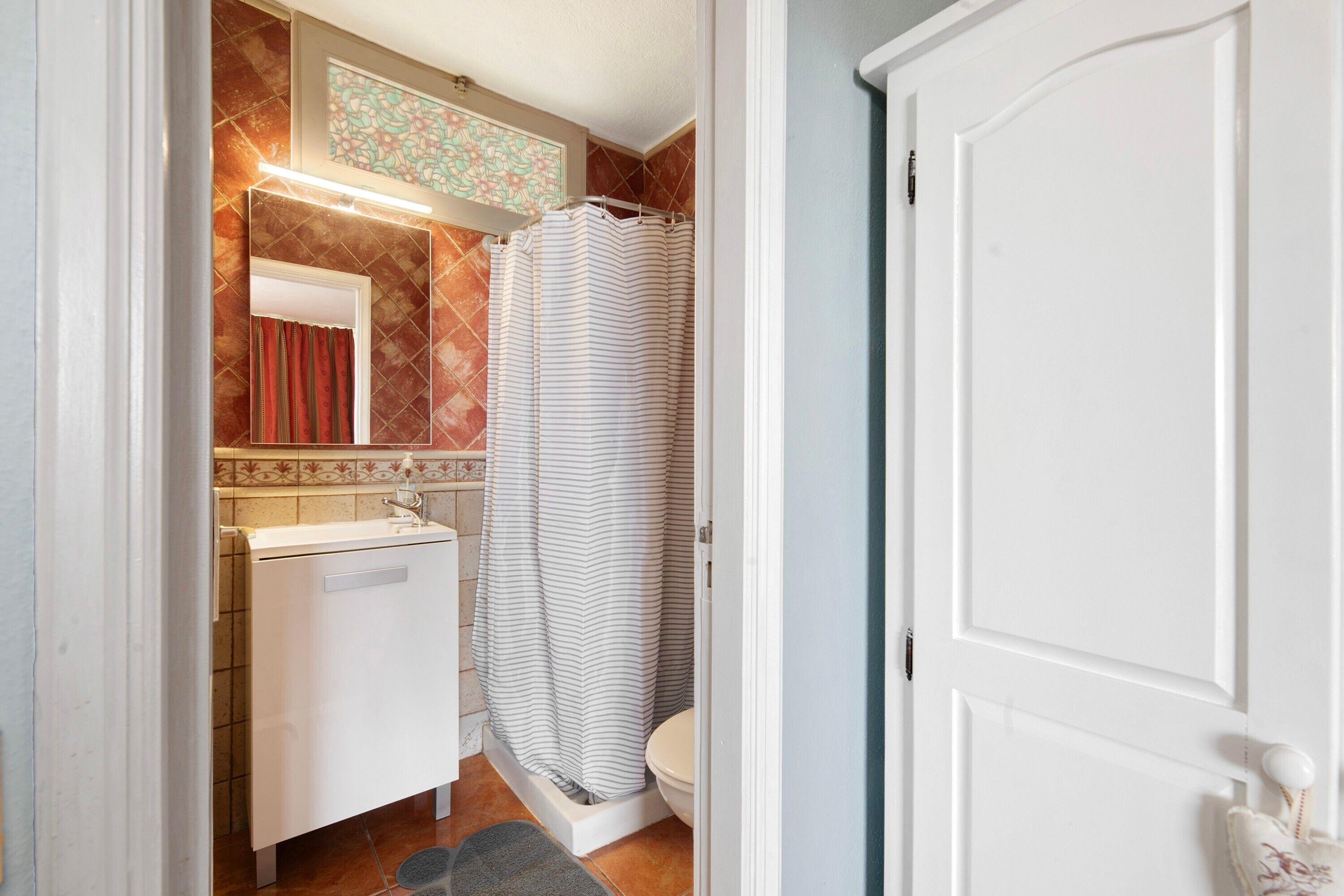 Chuveiro, secador de cabelo, toalhas de banho 