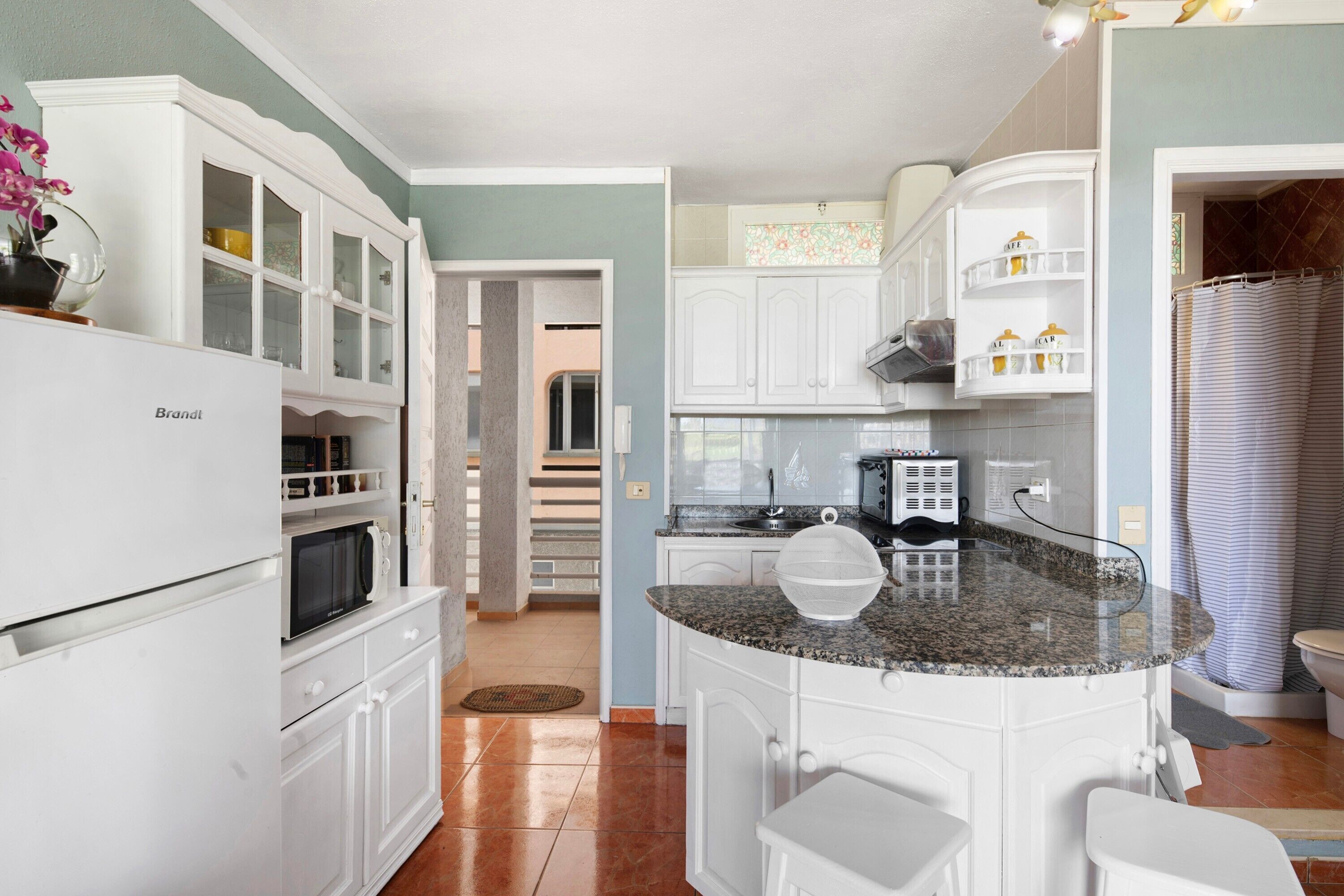 Kylskåp, mikrovågsugn, spishäll och kaffe- och tebryggare