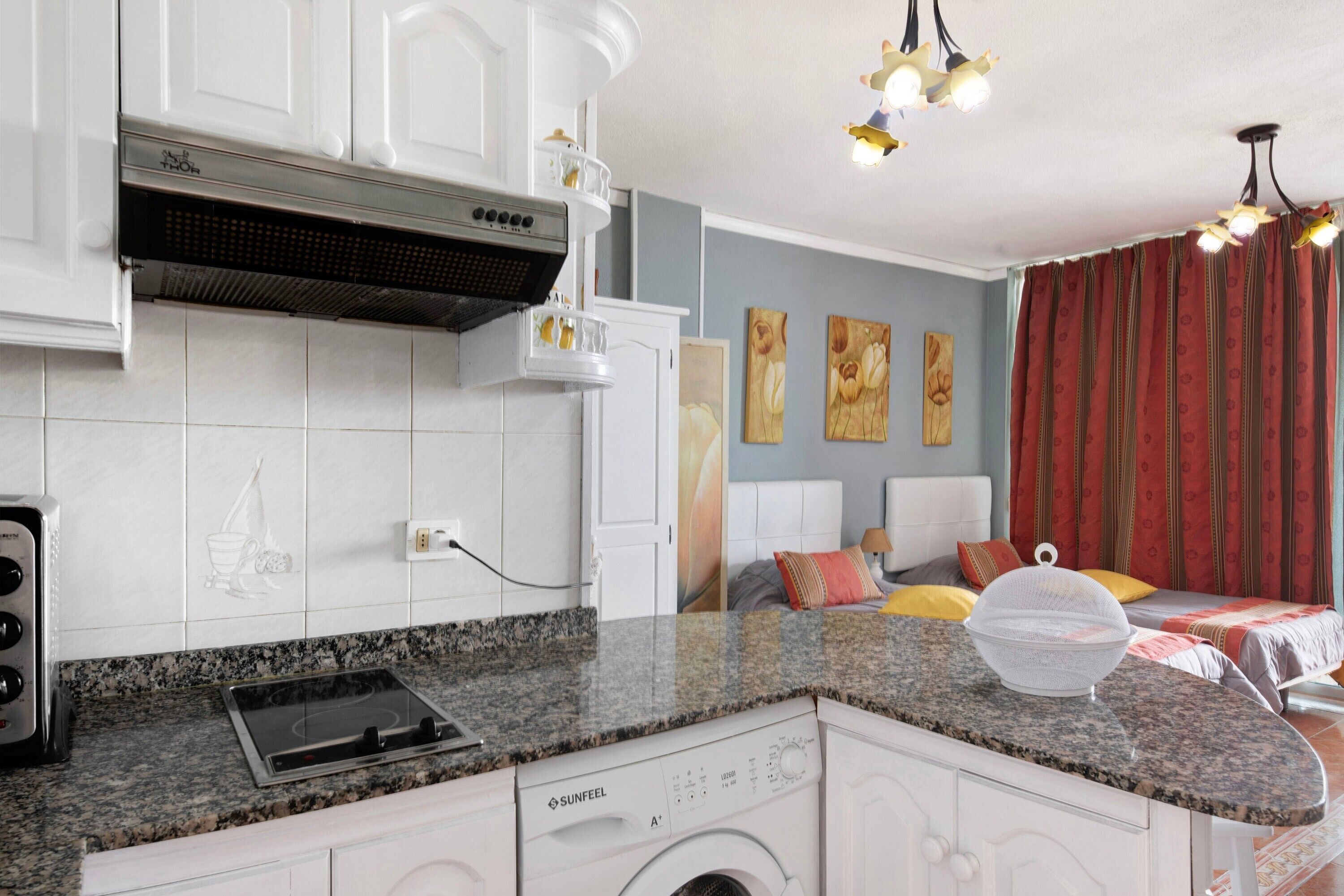 Kylskåp, mikrovågsugn, spishäll och kaffe- och tebryggare