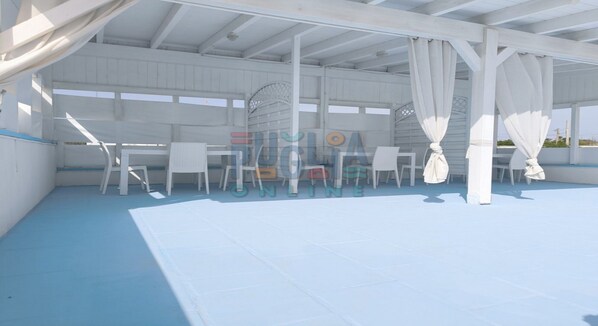 Outdoor dining - Blue House seafront studio apartment in Red Place (Posto Rosso)