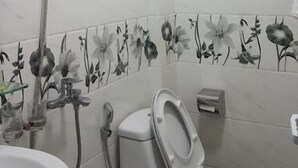 Ein Badezimmer mit Toilette, Bidet und Waschbecken.