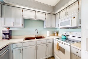 冷蔵庫、電子レンジ、オーブン、コンロ