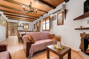 تلفزيون، مدفأة، مشغل دي في دي، تنس طاولة