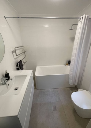 Towels, soap, shampoo, toilet paper - Tallgums - Immerse Yourself in Ancient Rainforest (Salisbury)