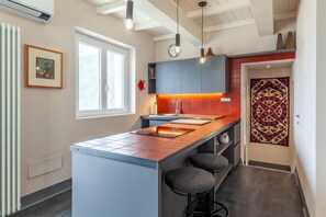 Fridge, oven, stovetop, dishwasher