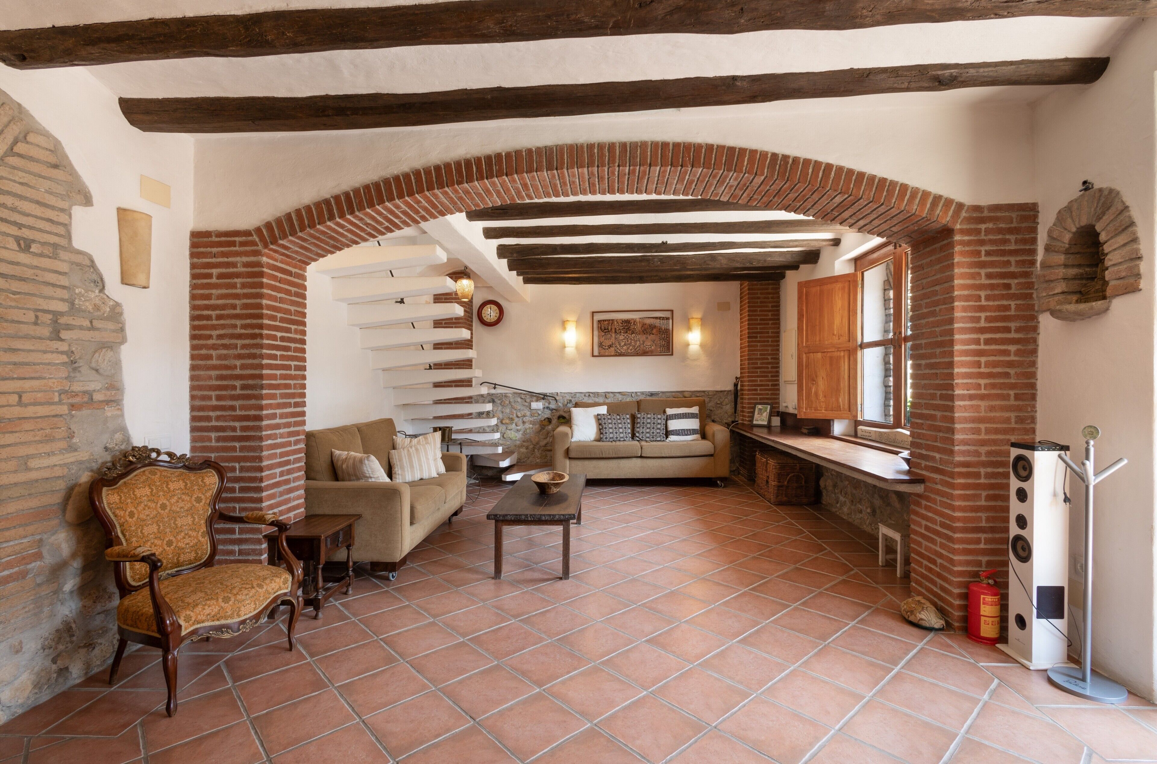 电视、壁炉、DVD 播放器