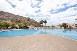 Pool - Vacation Apartment 'Apto Vistahermosa 3 Bed and Pool' with Mountain View, Wi-Fi and Air Conditioning (Arona)