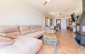 TV, ping pong - Lovely Home with Sea View (Artá)